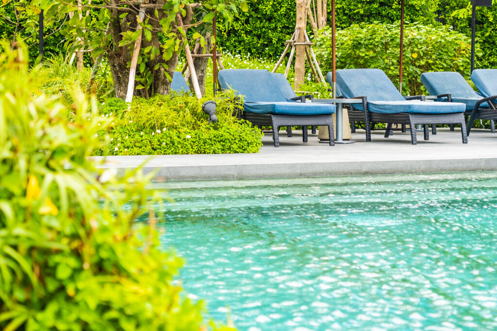 Mantenimiento y limpieza de jardines con piscina en segundas residencias Costa Brava
