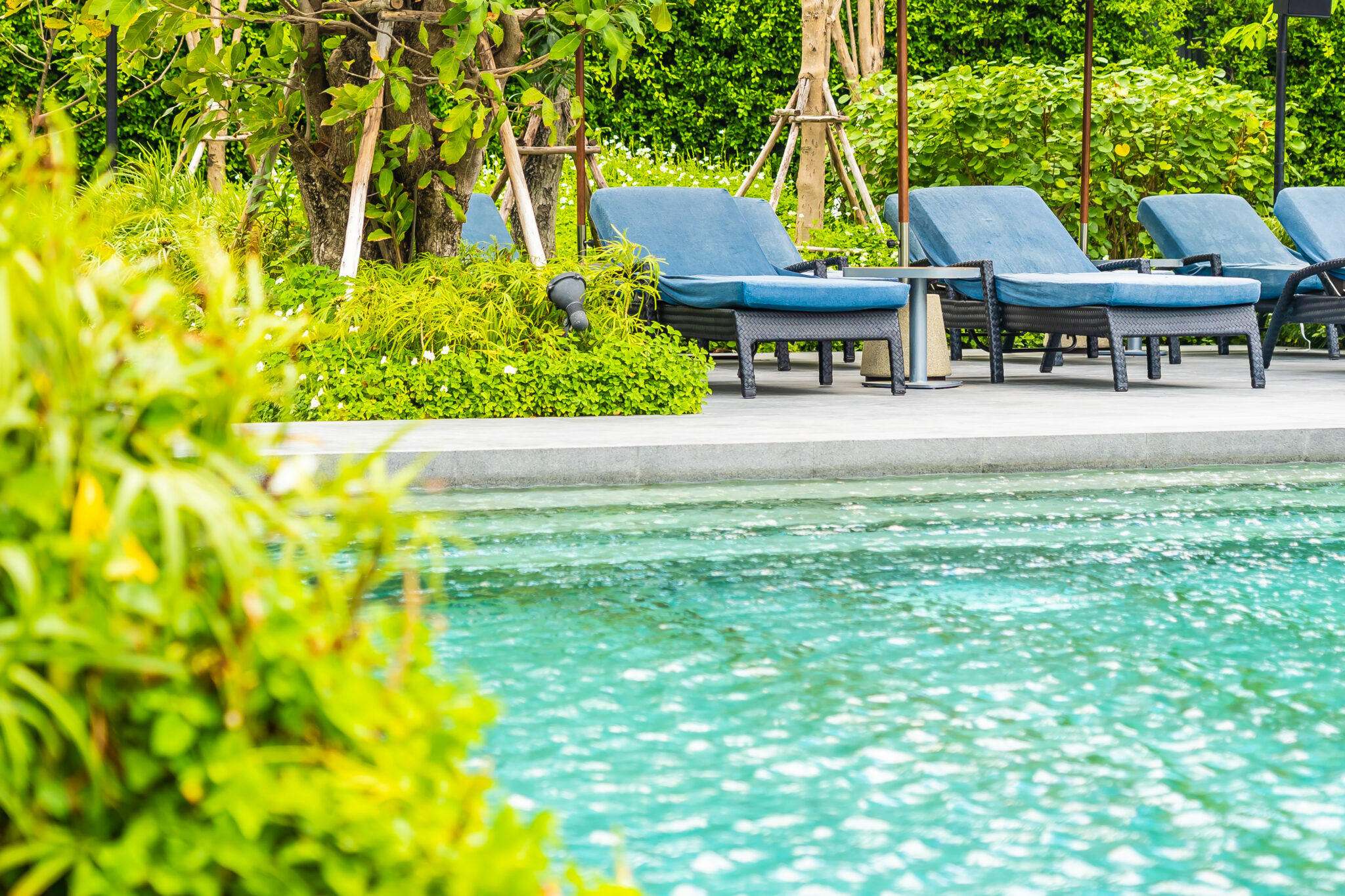 Mantenimiento y limpieza de jardines con piscina en segundas residencias Costa Brava